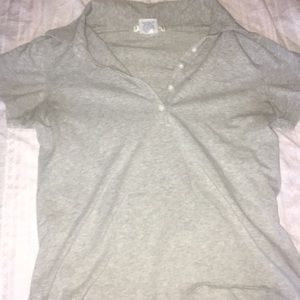 partly button collared grey shirt